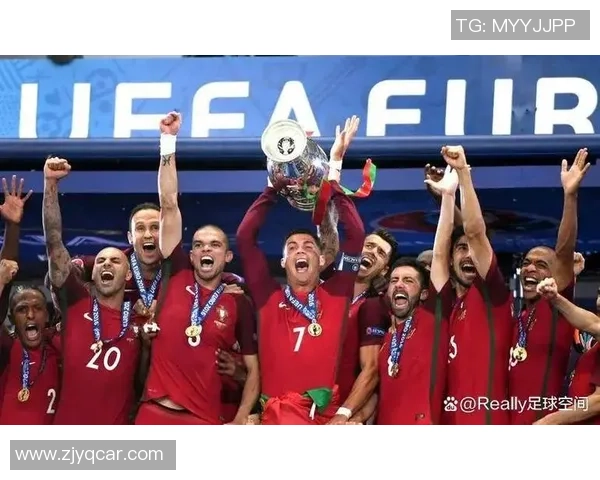 球星家中珍藏的足球：背后故事与冠军梦想的起点